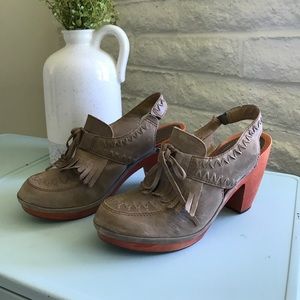 Great taupe Latigo clogs with wooden sole!